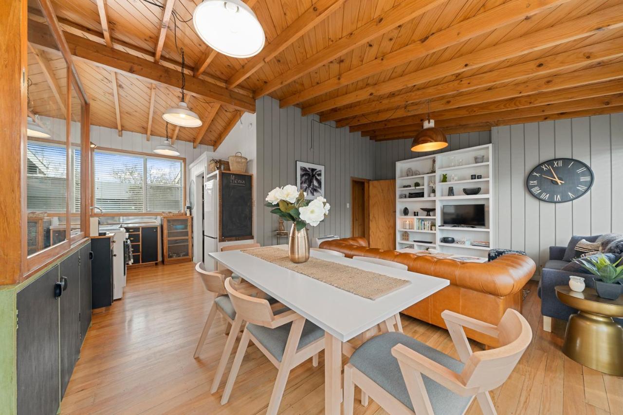 The Walnut Tree House - Martinborough Holiday Home ภายนอก รูปภาพ
