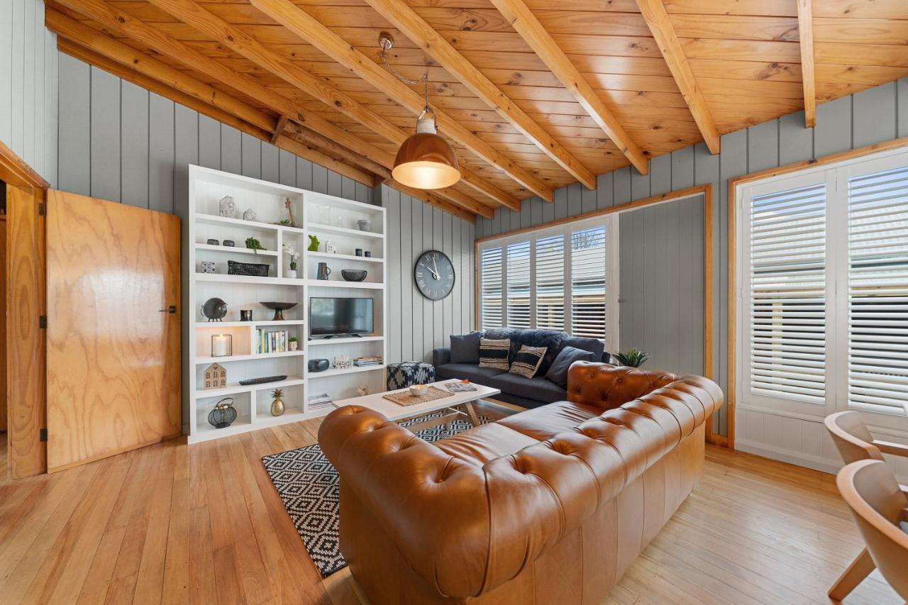 The Walnut Tree House - Martinborough Holiday Home ภายนอก รูปภาพ