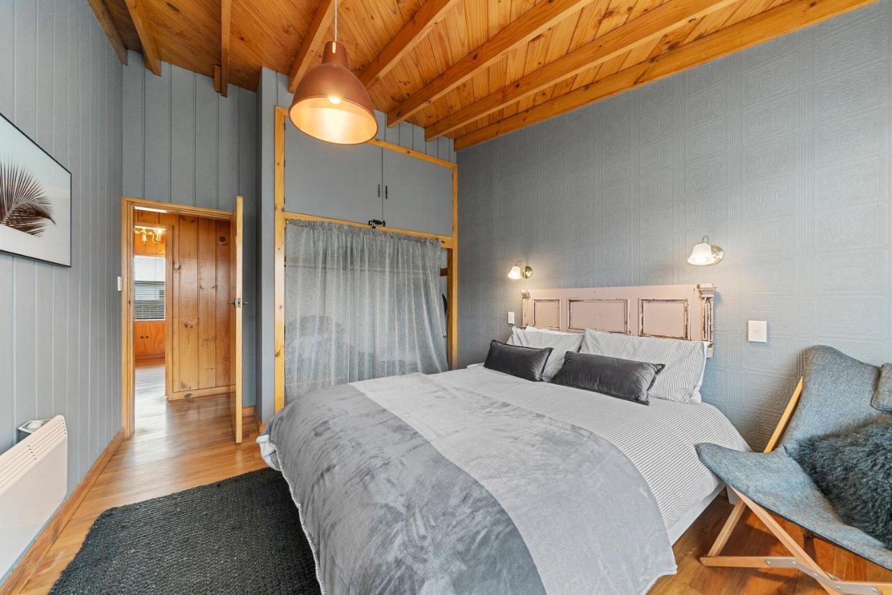 The Walnut Tree House - Martinborough Holiday Home ภายนอก รูปภาพ