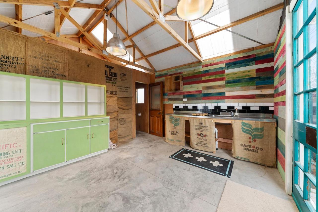 The Walnut Tree House - Martinborough Holiday Home ภายนอก รูปภาพ