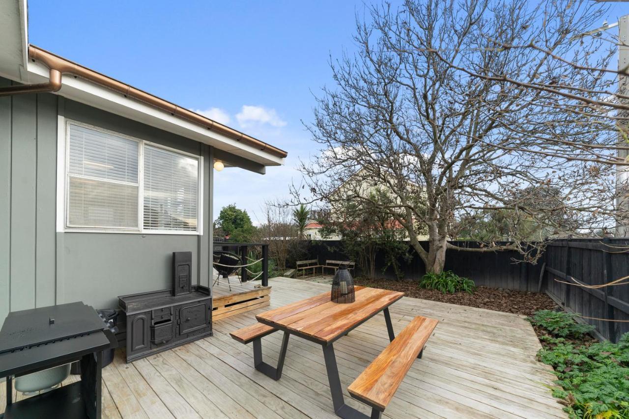 The Walnut Tree House - Martinborough Holiday Home ภายนอก รูปภาพ