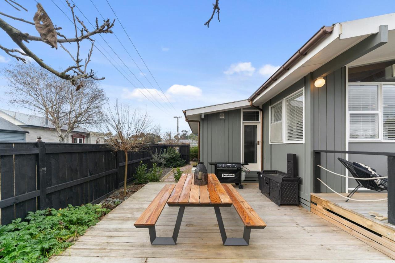 The Walnut Tree House - Martinborough Holiday Home ภายนอก รูปภาพ