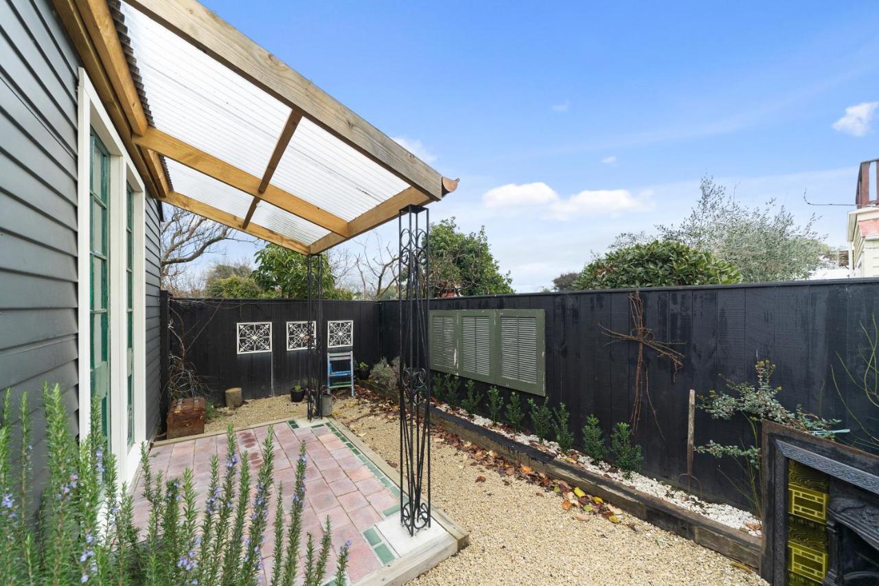 The Walnut Tree House - Martinborough Holiday Home ภายนอก รูปภาพ