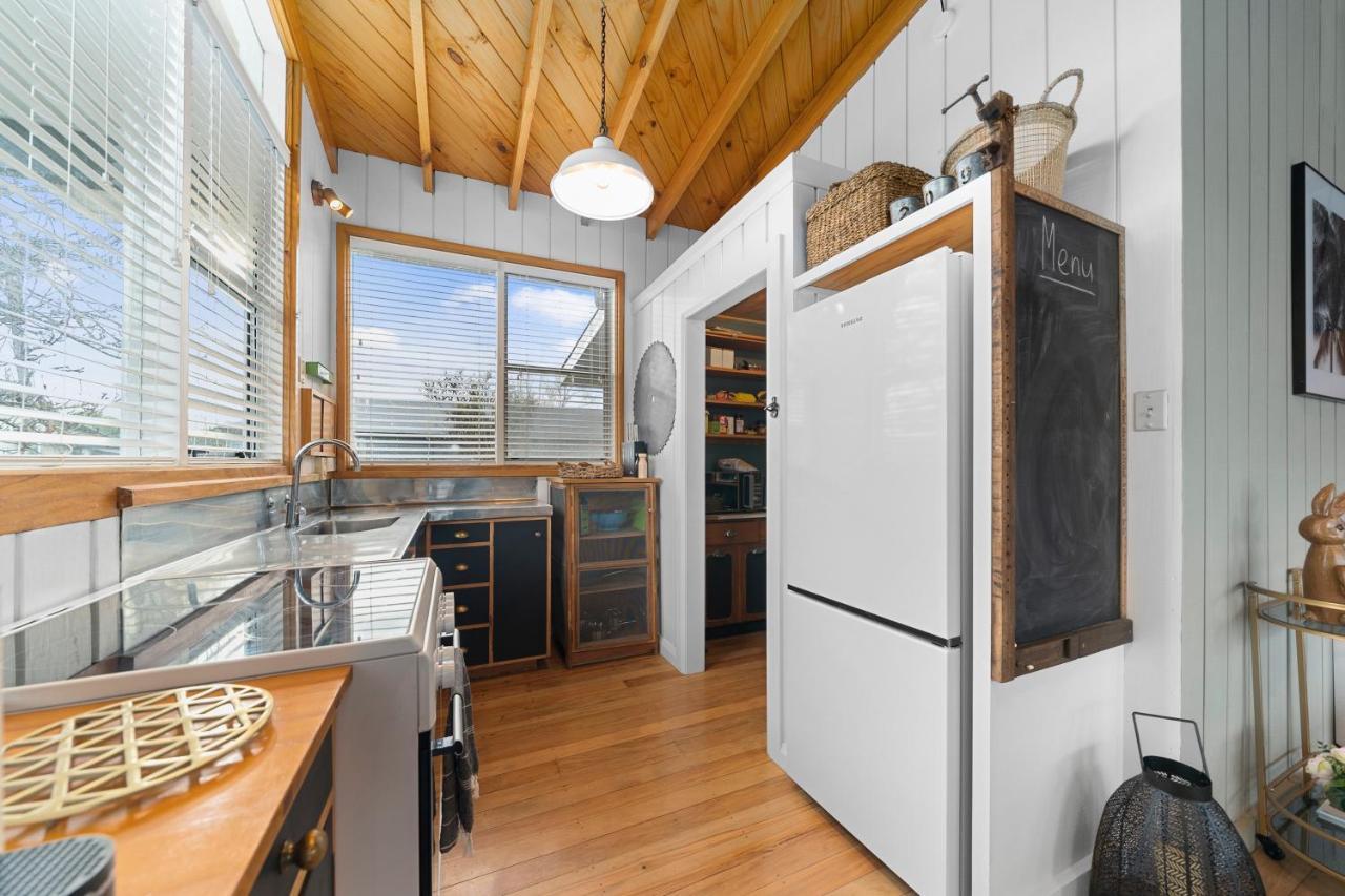 The Walnut Tree House - Martinborough Holiday Home ภายนอก รูปภาพ